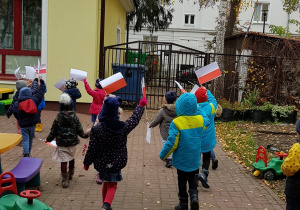 Wspólny marsz przedszkolaków z własnoręcznie wykonanymi flagami